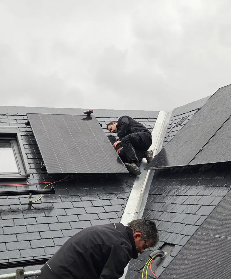 Techniciens installant des panneaux photovoltaïques sur une toiture