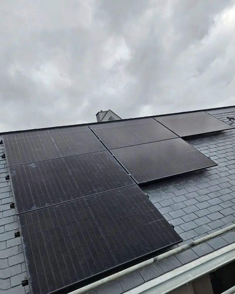 Panneaux photovoltaïques posés sur une toiture en ardoise