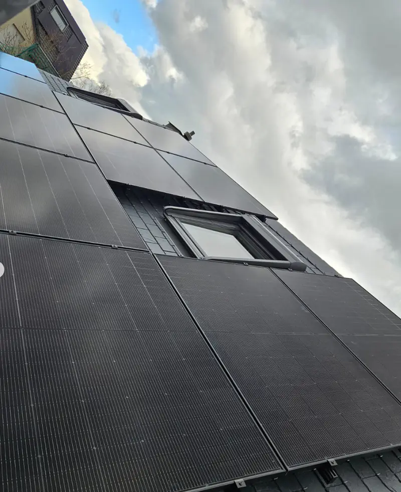 Installation photovoltaïque autour d'une fenêtre de toit