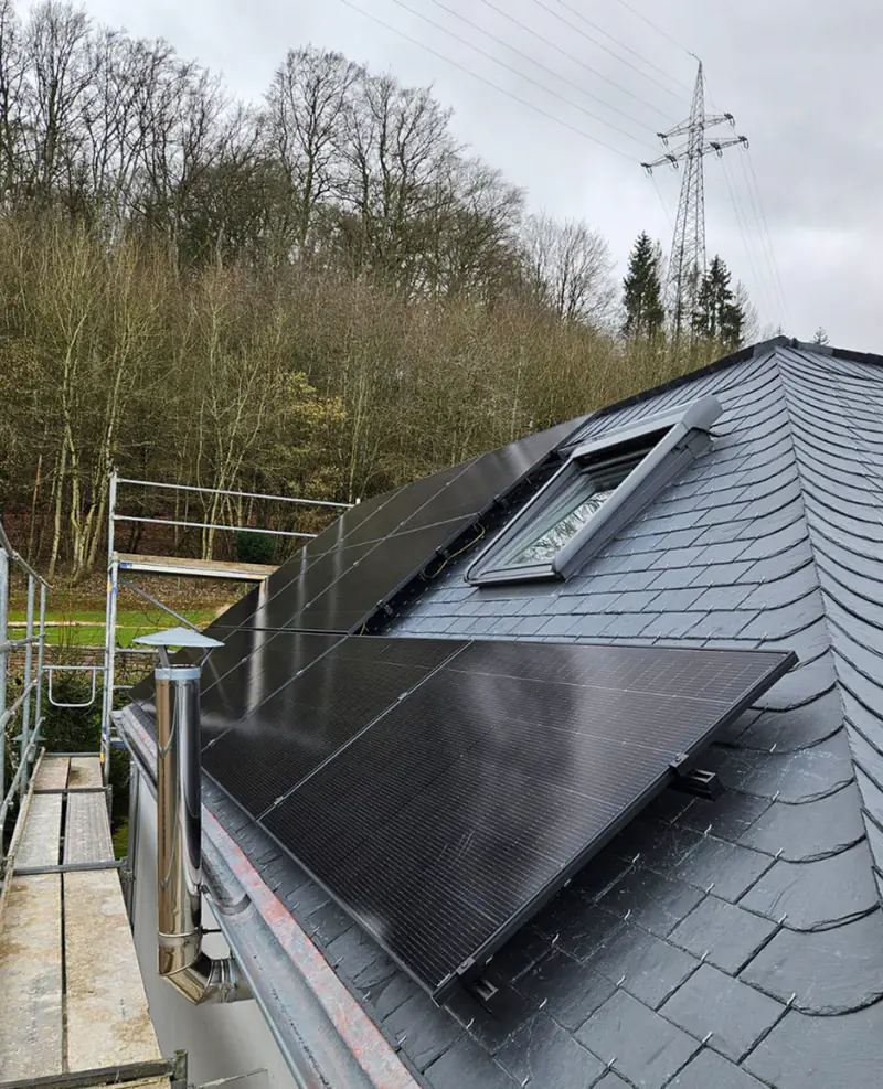 Vue latérale d'une installation solaire sur toiture